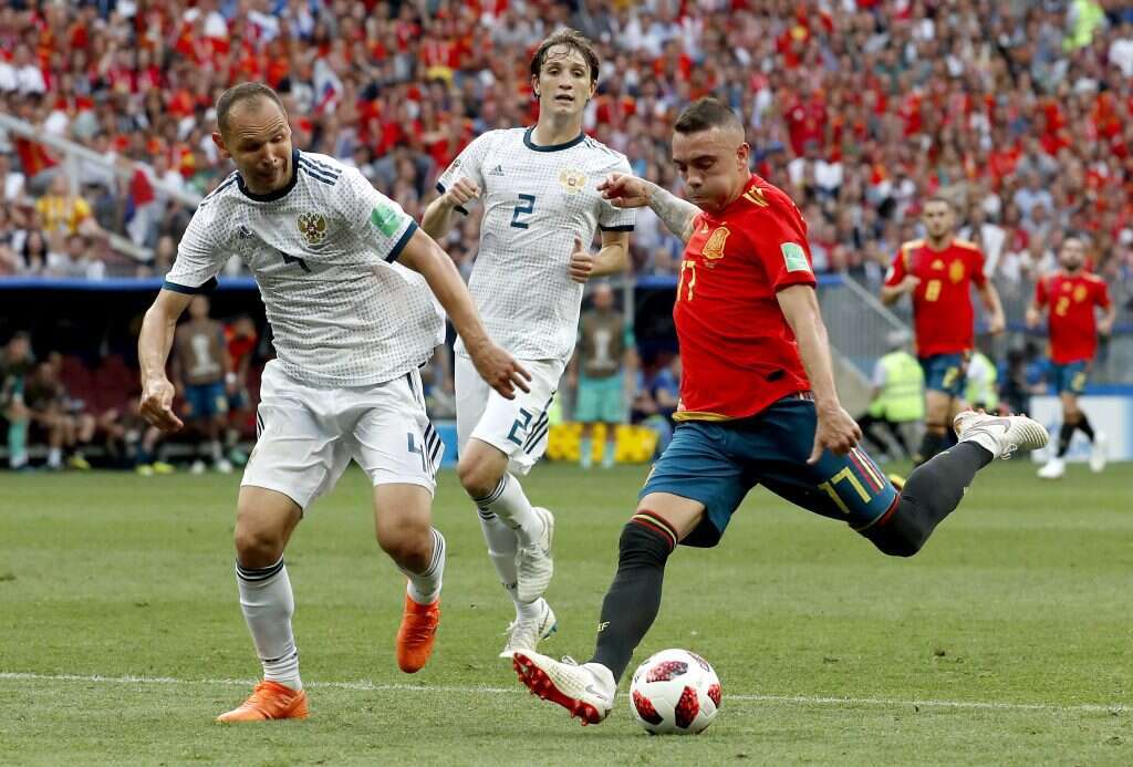 סרגיי איגנשביץ' (שמאלי) במדי נבחרת רוסיה, במשחק נגד ספרד. | EPA