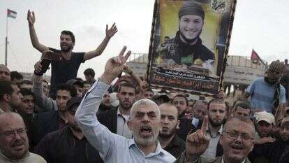 יחיא סנוואר (במרכז) וראשי חמאס ברצועה. | AP