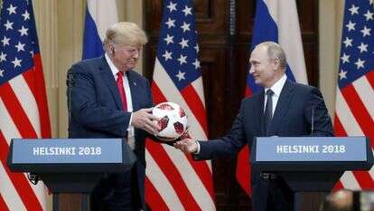 פוטין מושיט כדורגל לטראמפ במסיבת העיתונאים בהלסינקי, השבוע. | גטי אימג'ס