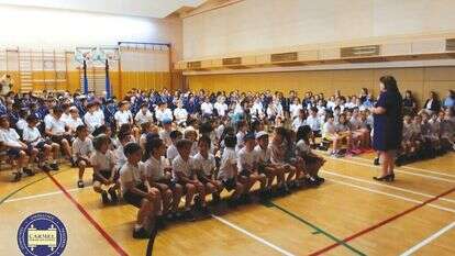 רייצ'ל פרידמן ותלמידי בית הספר "כרמל" בהונג קונג. | בית ספר כרמל רייצ'ל פרידמן ותלמידי בית הספר "כרמל" בהונג קונג. | בית ספר כרמל