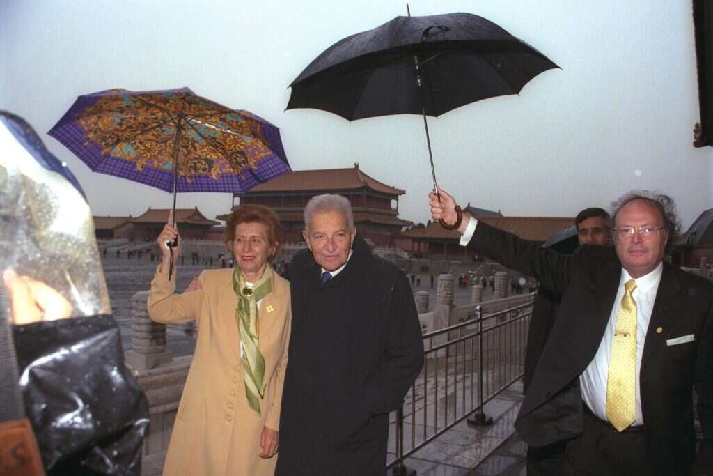 שומר עם בני הזוג ויצמן בסין, 1999. | יעקב סער, לע"מ