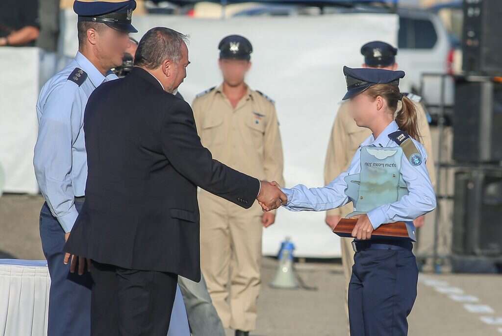 בוגרת קורס טיס במסדר הכנפיים. | אדי ישראל