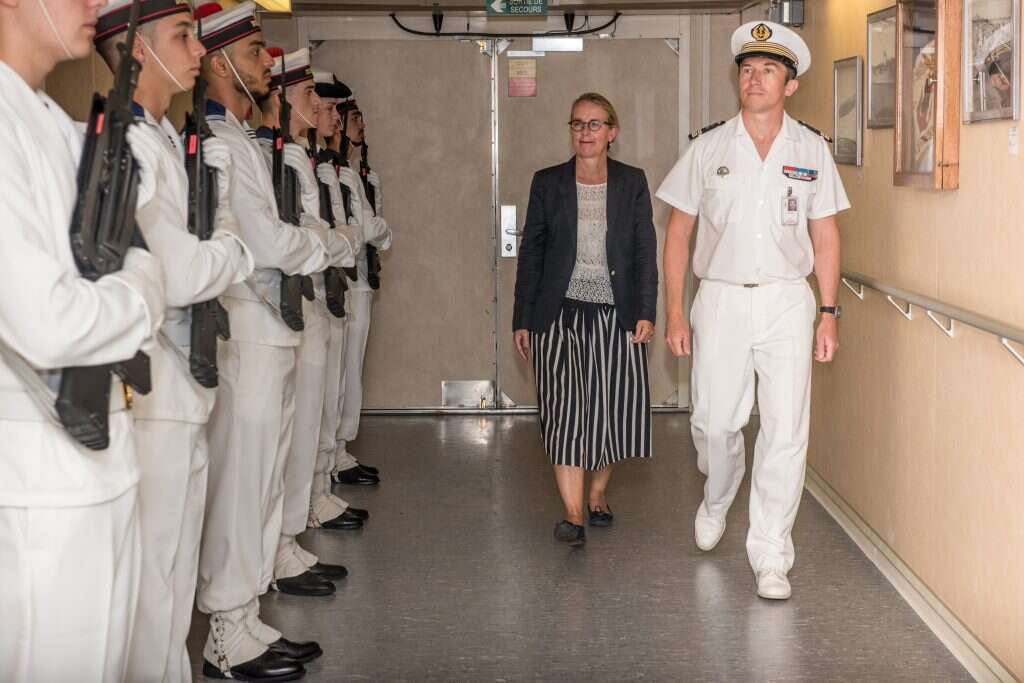 השגרירה לה-גל ומפקד הספינה פורשר. | Christophe HugéMarine NationaleArmées