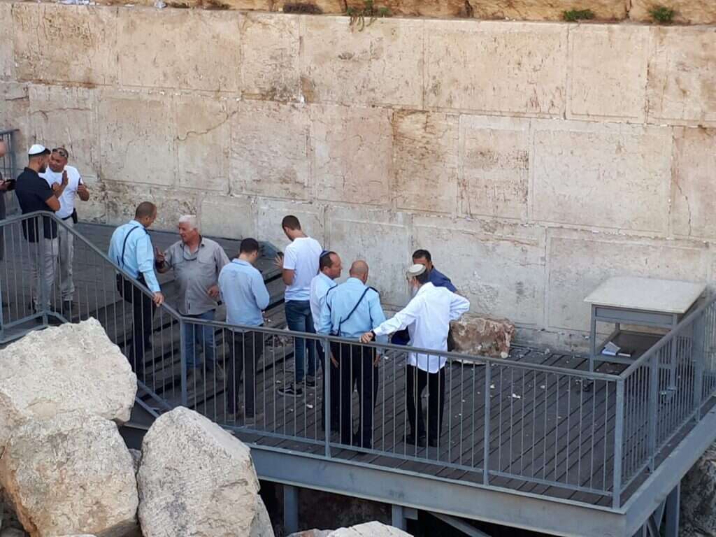 אבן נפלה מהכותל המערבי ברחבת ישראל. | פנחס מרגוליס