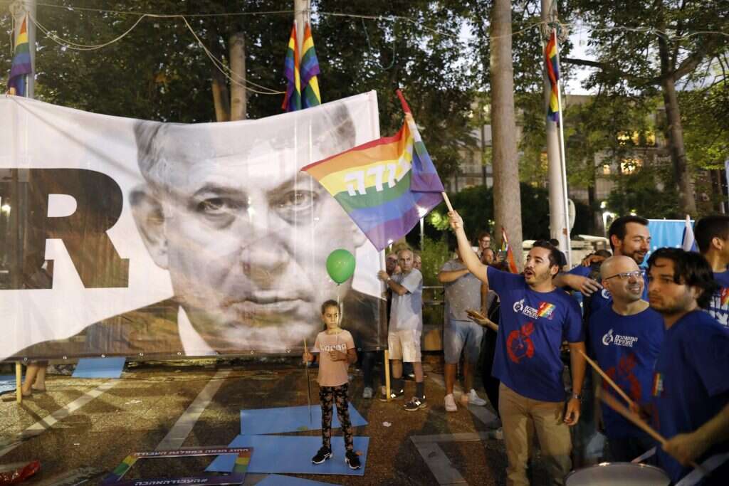 השלט נגד נתניהו בהפגנת הלהט"ב בתל אביב. | EPA