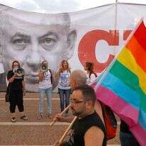 השלט נגד נתניהו בהפגנת הלהט"ב בתל אביב. | AFP