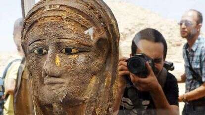 מסכת הכסף המוזהבת. | AP (לשימוש חד פעמי בלבד)