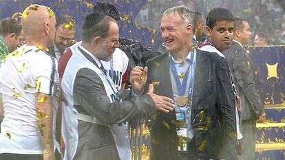 פרופ' קרמר מברך את המאמן דידייה דשאן לאחר ניצחון נבחרת צרפת. | מסך