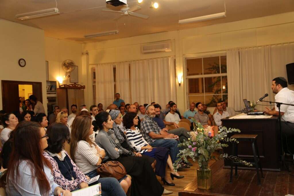 משה שרון בהרצאה. | מרכז מודעות