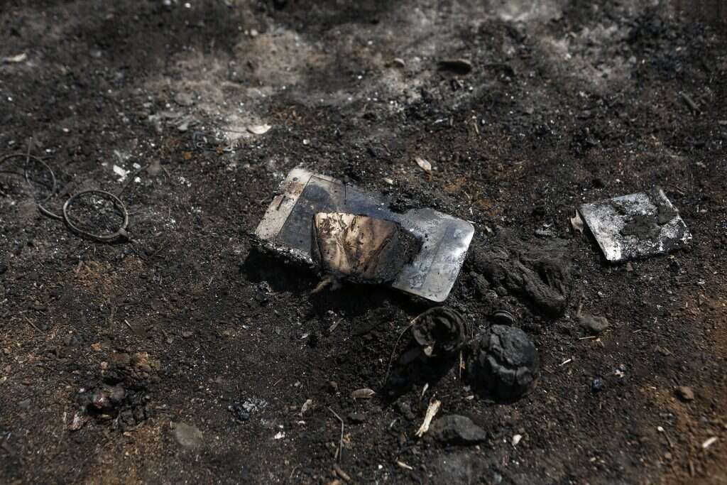 טלפון סלולרי של אחד הנפגעים בשריפה. | EPA