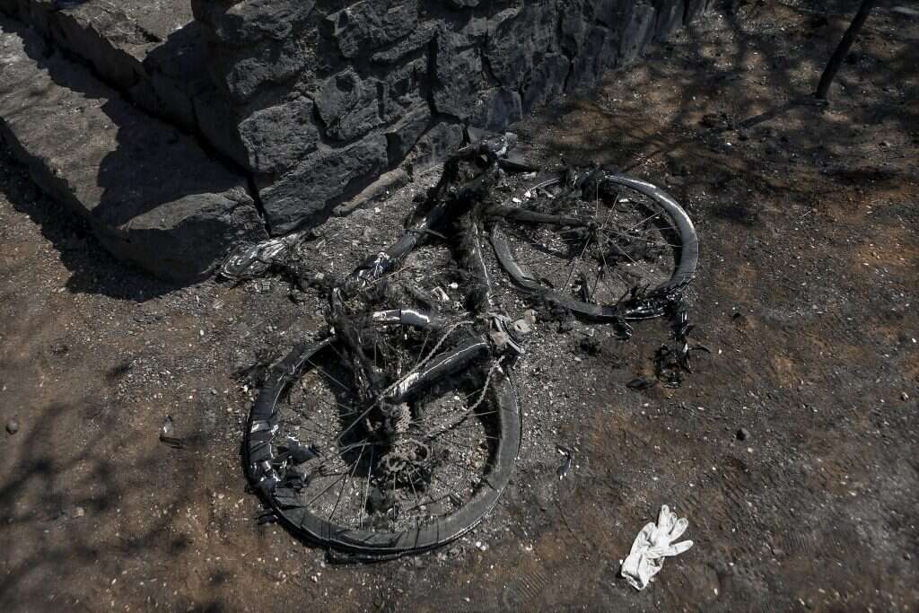 אופניים שרופים באזור השריפה. | EPA