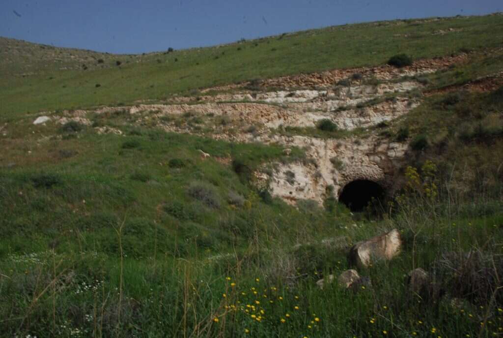 מנהרת ההטיה, רמת הגולן. | יוני בן ארי מנהרת ההטיה, רמת הגולן. | יוני בן ארי