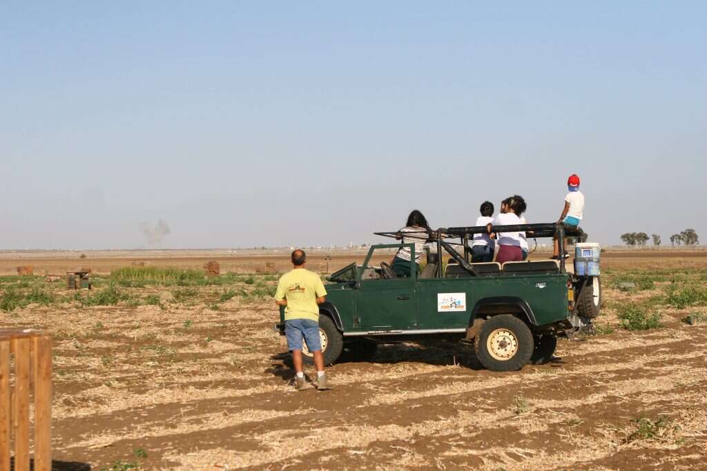 מטיילים ישראלים  מתצפתים על הקרבות הניטשים בדרום סוריה, במהלך טיול ג'יפים ברמת הגולן. | ספיר הילמן