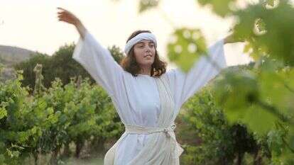 מחוללות בכרמים. | מרים צחי