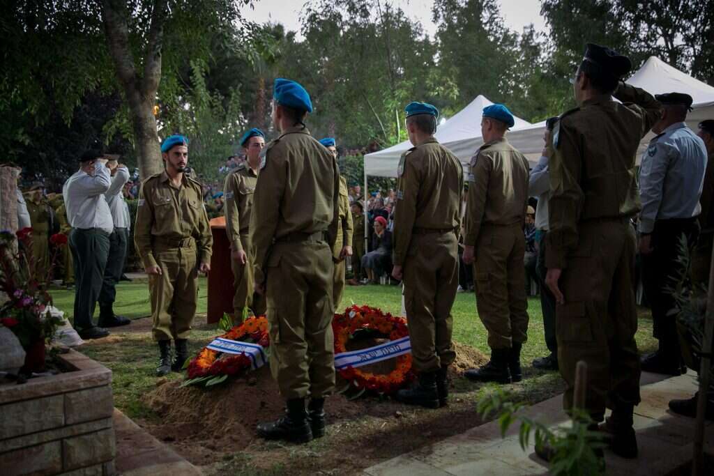 הלוויה צבאית. | פלאש 90