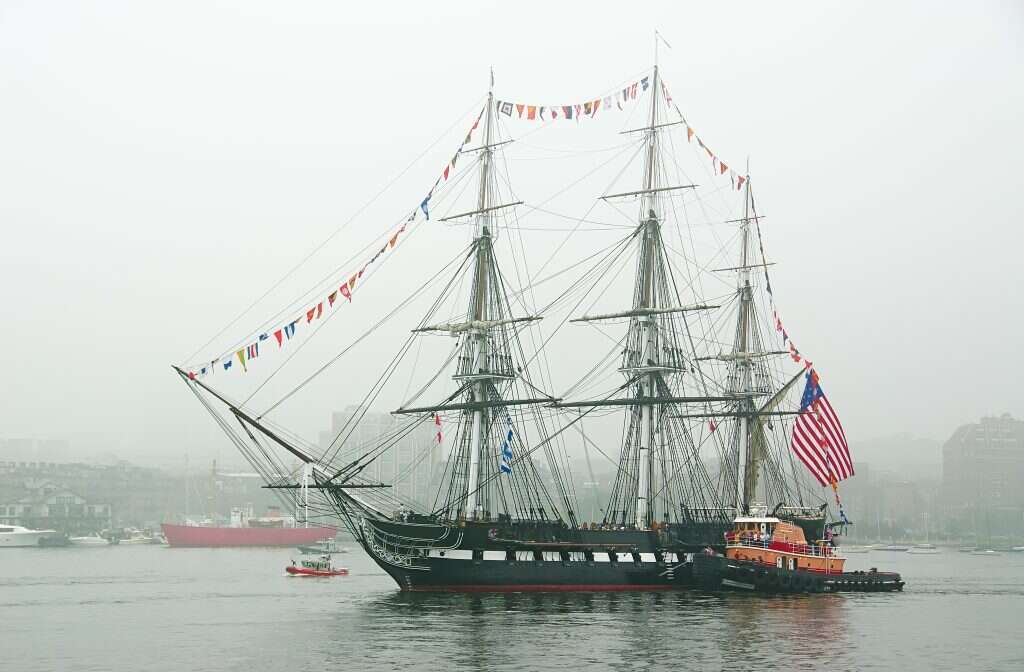 ספינה ישנה עוגנת בנמל בוסטון. | שאטרסטוק