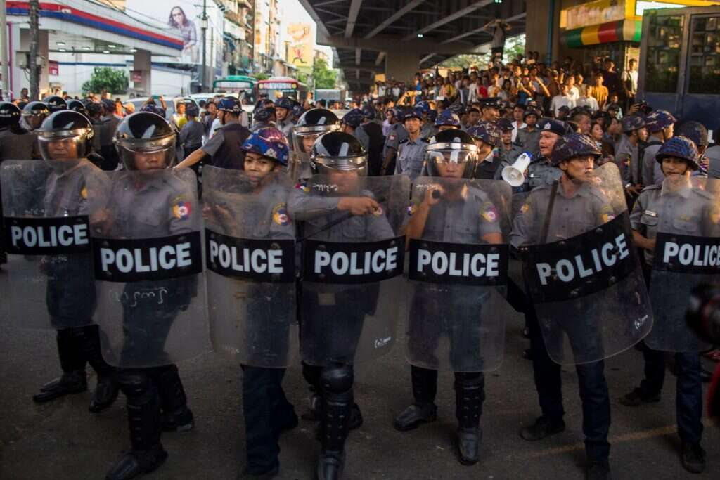 כוחות המשטרה בהפגנה במיאנמר. | AFP