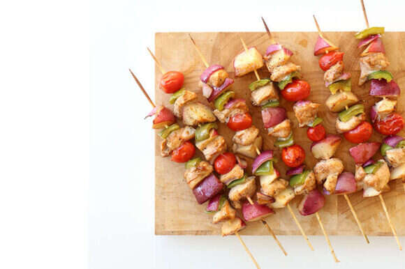 שיפודי עוף  עם נקטרינות וירקות. | אפרת ליכטנשטט