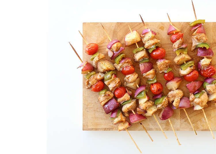 שיפודי עוף עם נקטרינות וירקות. | אפרת ליכטנשטט שיפודי עוף עם נקטרינות וירקות. | אפרת ליכטנשטט