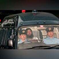 גורו כת "אום שינריקיו" במעצר לאחר הפיגוע. | AFP