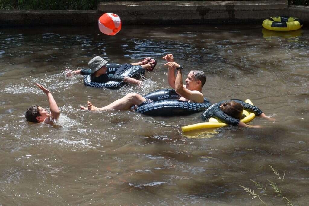 מטיילים בבריכת אניעם ברמת הגולן. | אייל מרגולין - ג׳יני