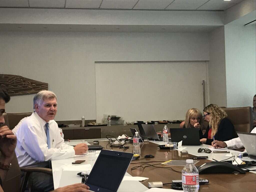 קית' אליוט. | ישי הולנדר