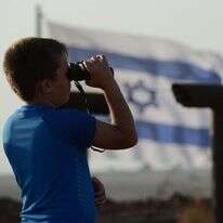 מטיילים ישראלים בתל סאקי. צופים בקרבות ברמת הגולן הסורי. | גיל אליהו ג'יני