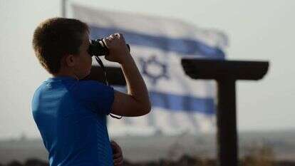 מטיילים ישראלים בתל סאקי. צופים בקרבות ברמת הגולן הסורי. | גיל אליהו ג'יני