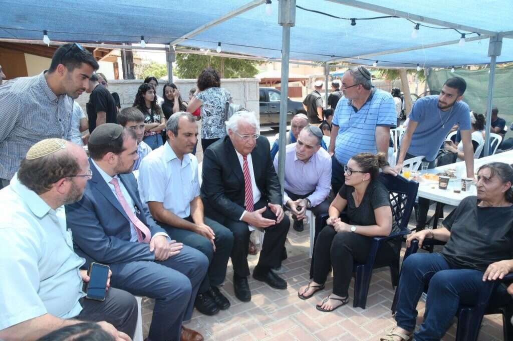 דייויד פרידמן בביקור בבית המשפחה. | מרים צחי