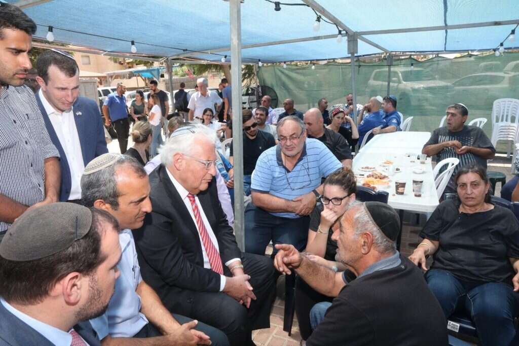 דייויד פרידמן בביקור בבית המשפחה. | מרים צחי