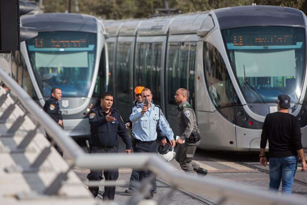זירת פיגוע ברכבת הקלה בירושלים. | יונתן זינדל, פלאש90 זירת פיגוע ברכבת הקלה בירושלים. | יונתן זינדל, פלאש90