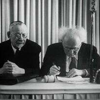 דוד בן גוריון חותם על מגילת העצמאות. | האנס פין, לע''מ