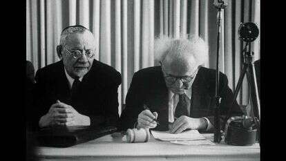 דוד בן גוריון חותם על מגילת העצמאות. | האנס פין, לע''מ