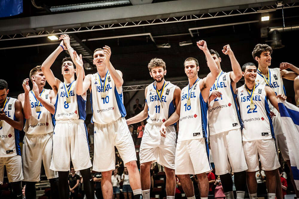 נבחרת העתודה חוגגת זכייה באליפות אירופה. | באדיבות פיבא