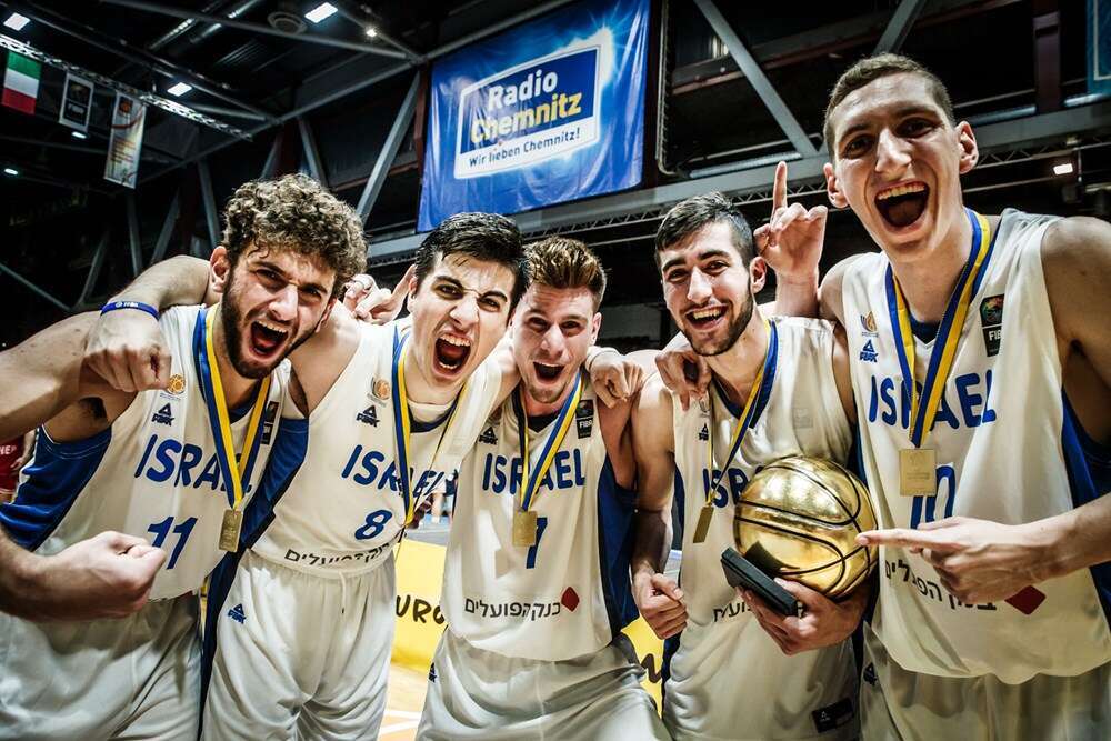 דני אבדיה עם חבריו לנבחרת. | באדיבות פיבא