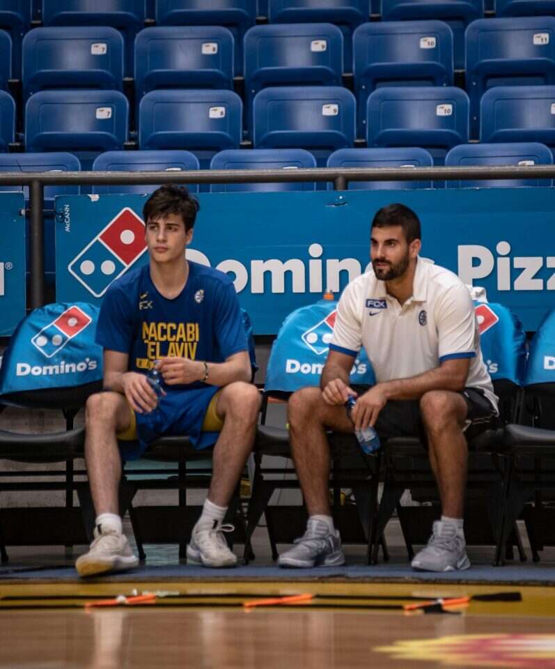אבדיה עם מאמנו האישי במכבי ת״א, פרוביץ׳. | האתר הרשמי של מכבי ת״א