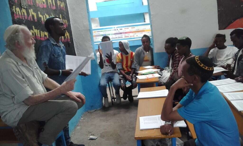 יהודה עציון בלימוד עם כיתת בית המדרש. | באדיבות יהודה עציון