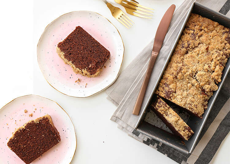 עוגת שוקולד  עם שטרויזל שקדים וקפה. | אפרת ליכטנשטט