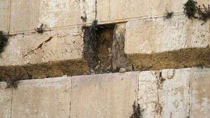 הכותל לאחר שהאבן נפלה. | AFP