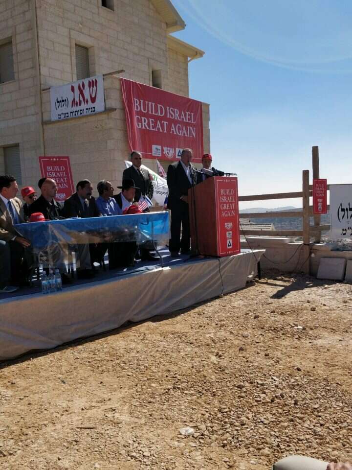 מייק האקבי נואם. | הודיה כריש חזוני