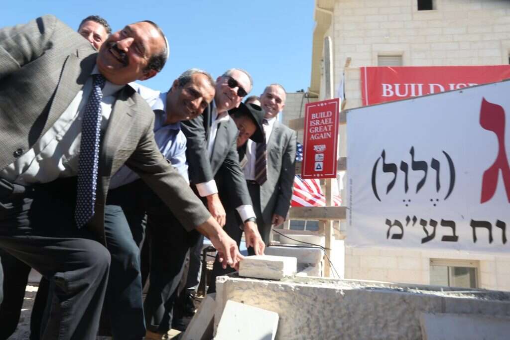 מייק האקבי עם ראשי מועצת יש"ע. | מרים צחי