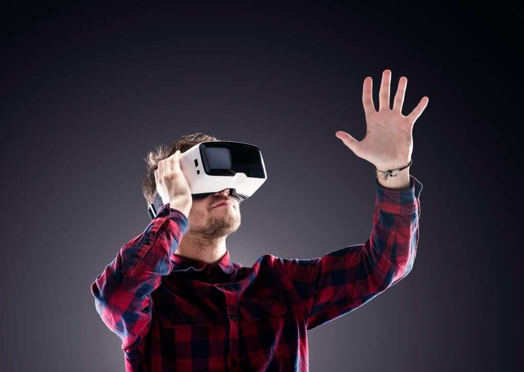 משקפי מציאות מדומה. | שאטרסטוק