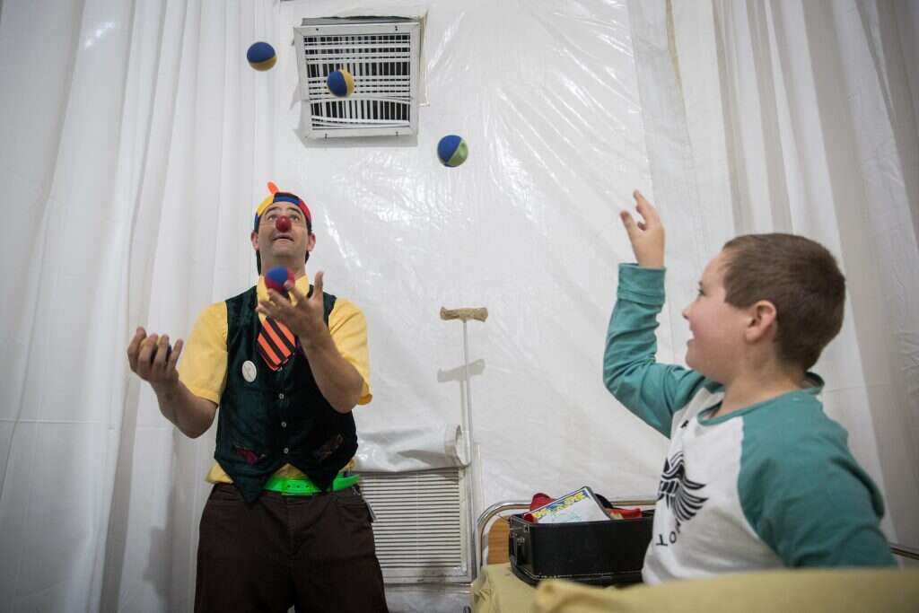 ליצן רפואי עם ילד חולה סרטן. | יונתן זינדל , פלאש 90