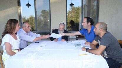 הרב בן־נון (במרכז) בטקס החתימה המיוחד, בשבוע שעבר. | מרים צחי