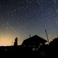 כוכבים נעים סביב כוכב הצפון במהלך מטר מטאורים בשוויץ. | EPA