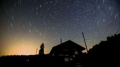 כוכבים נעים סביב כוכב הצפון במהלך מטר מטאורים בשוויץ. | EPA