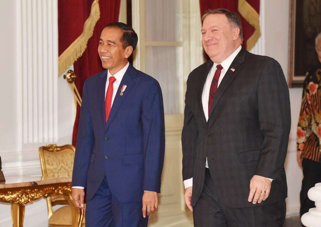פומפיאו ונשיא אינדונזיה ג'וקו וידודו בפסגת סינגפור. | EPA