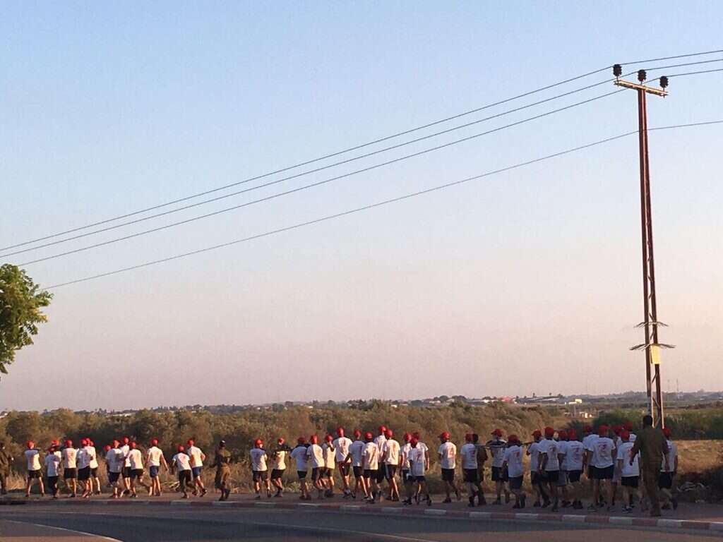 נוער חרדי מתאמן לגיוס לצנחנים. | דוברות משרד הביטחון