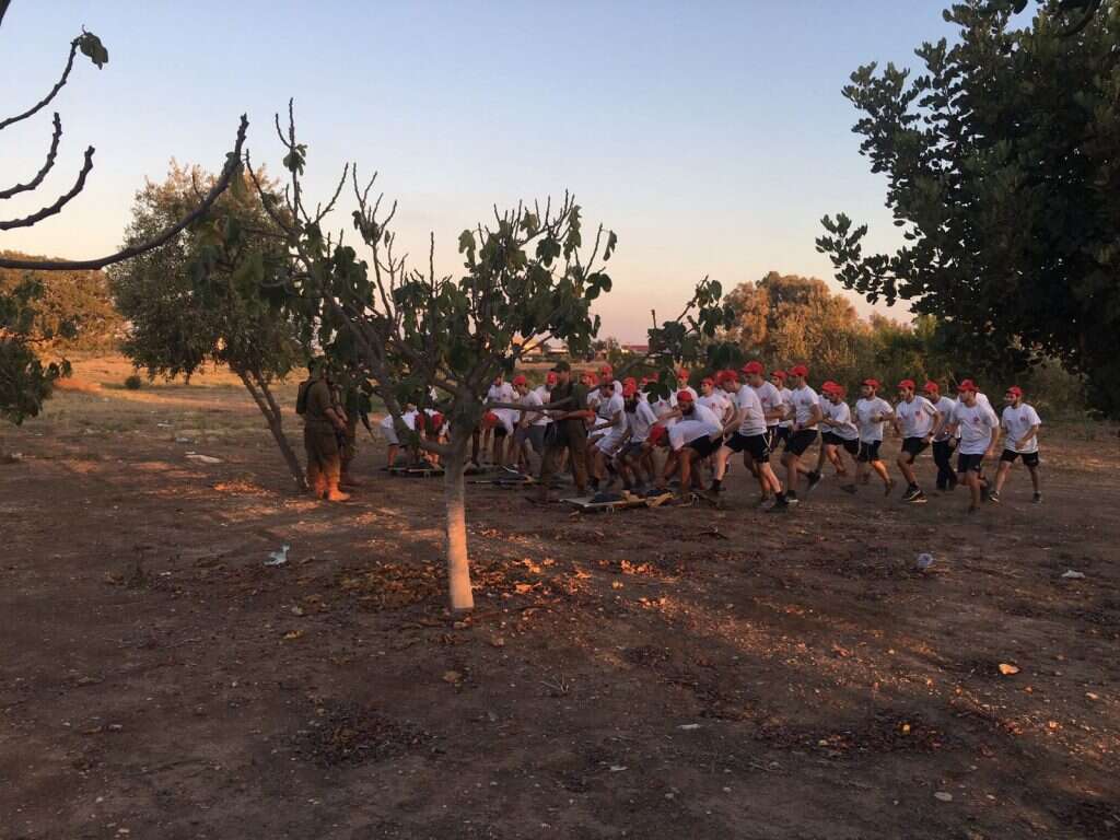 נוער חרדי מתאמן לגיוס לצנחנים. | דוברות משרד הביטחון