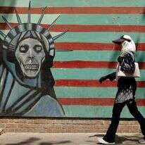 ציור על קיר הבניין ששימש בתור השגרירות האמריקנית בטהרן. | AFP